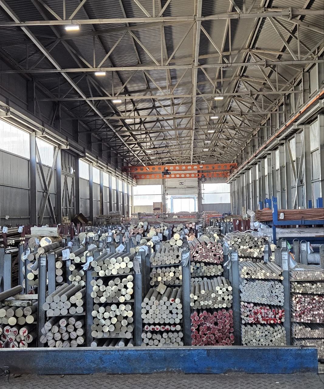 Разнообразие металлопроката в большом ангаре для хранения Компания ООБ