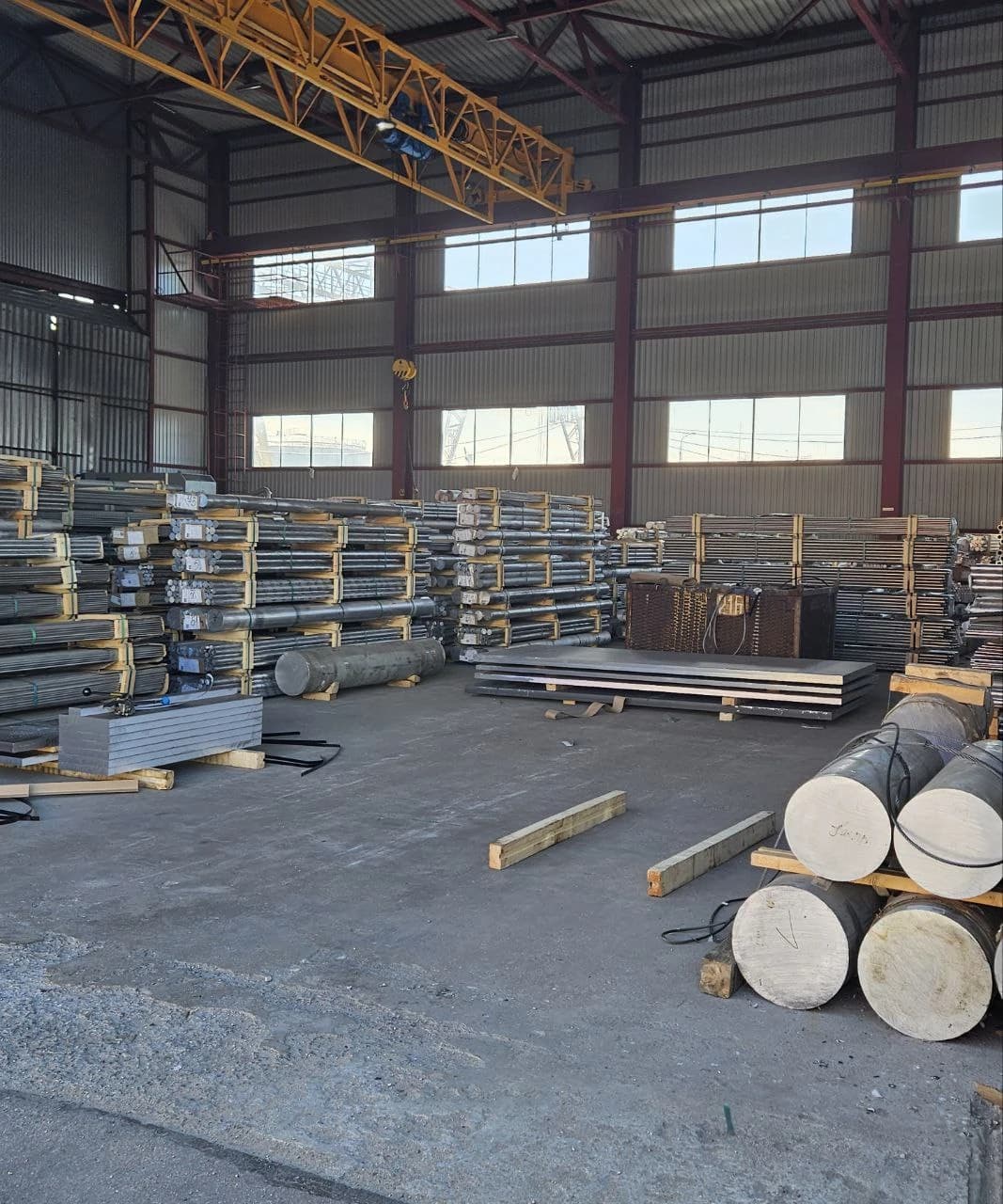 Склад металлопроката с различными видами металлов и труб Компания ООБ